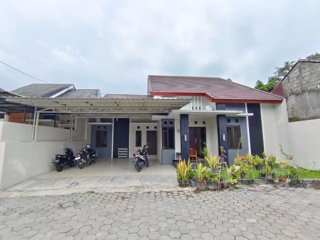 uma casa com motos estacionadas em frente em Griya Sukoharjo Homestay Jogja em Ngemplak