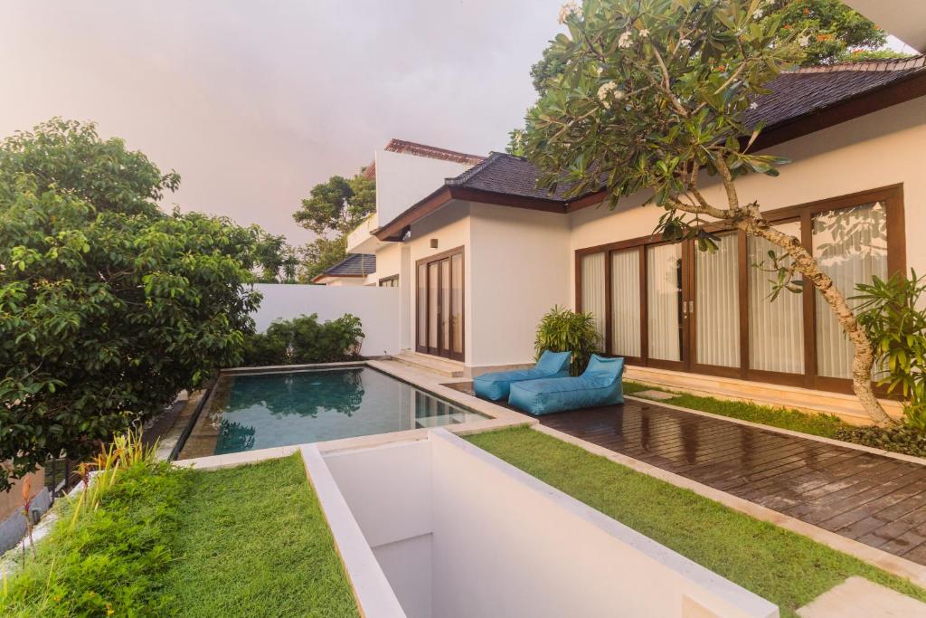 a view of the backyard of a house with a swimming pool at Villa Venta by Maheswara in Uluwatu
