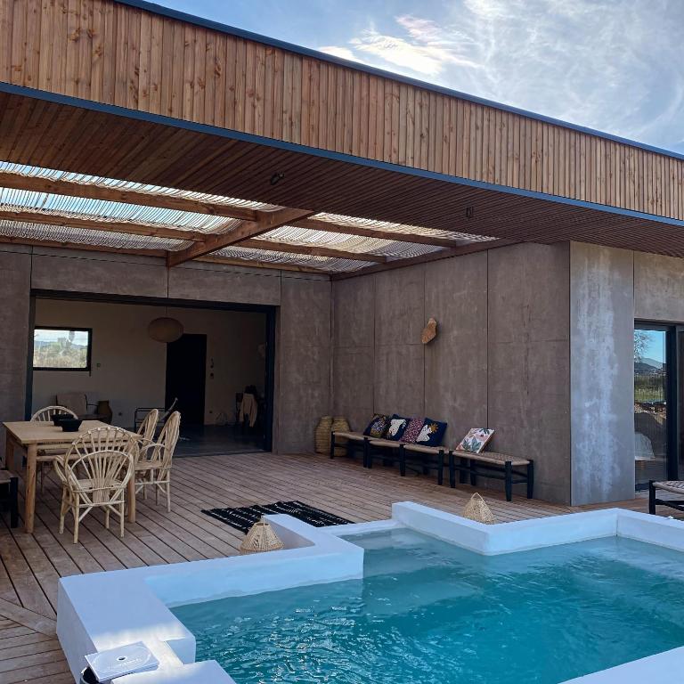 une maison avec une piscine sur une terrasse dans l'établissement Magnifique villa écologique piscine jacuzzi, à Clarensac