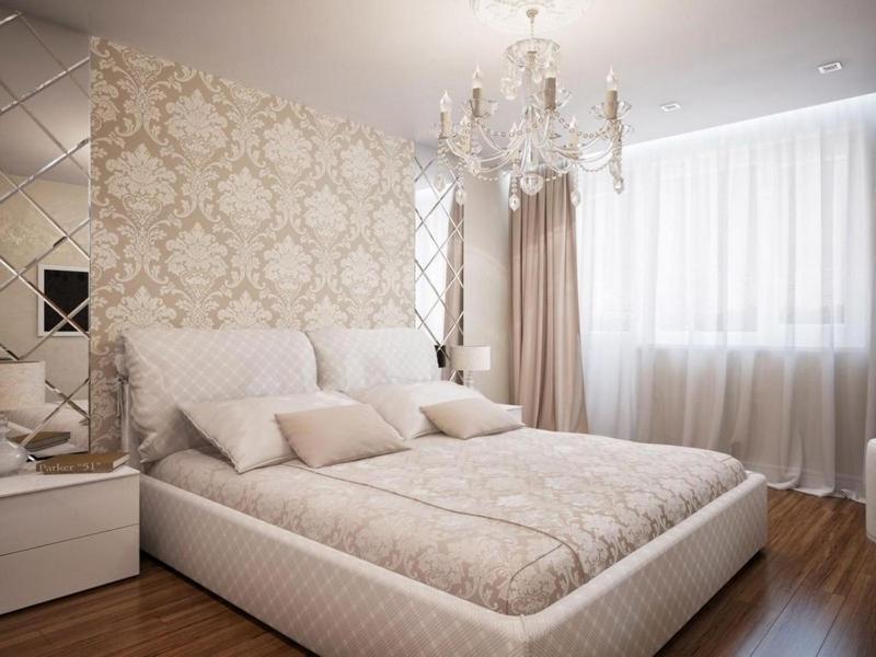 - une chambre avec un grand lit blanc et un lustre dans l'établissement Двухкомнатная квартира в центре города, à Almaty
