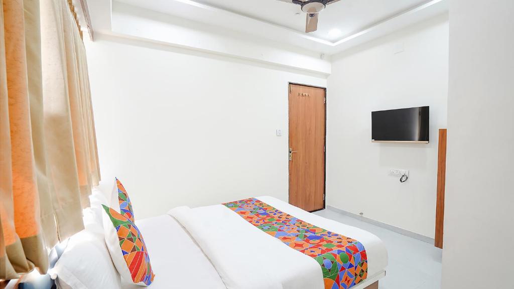 TV a/nebo společenská místnost v ubytování FabHotel Vishala In