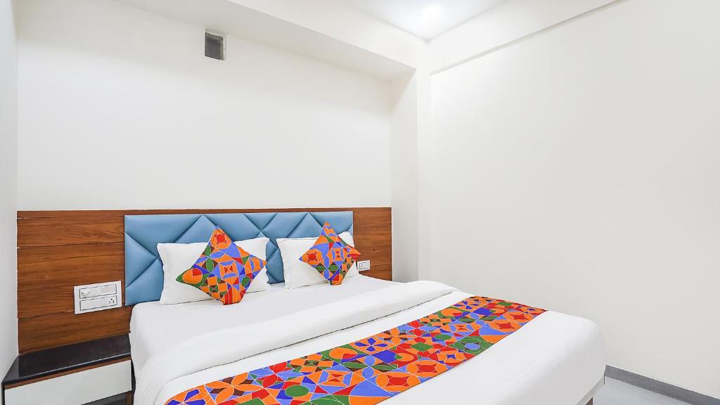 Postel nebo postele na pokoji v ubytování FabHotel Vishala In