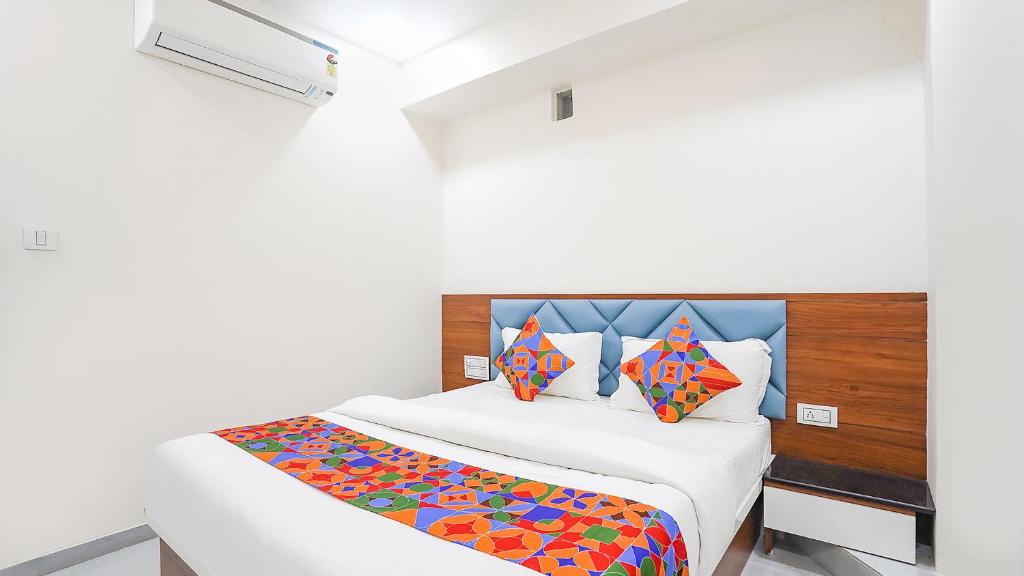 Postel nebo postele na pokoji v ubytování FabHotel Vishala In