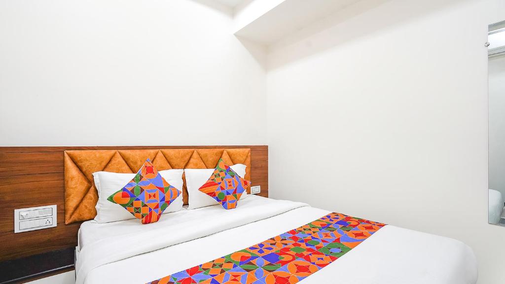 Postel nebo postele na pokoji v ubytování FabHotel Vishala In