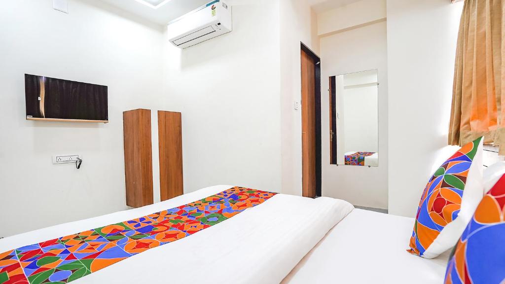 Postel nebo postele na pokoji v ubytování FabHotel Vishala In