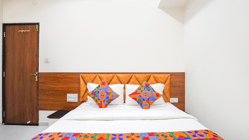 Postel nebo postele na pokoji v ubytování FabHotel Vishala In