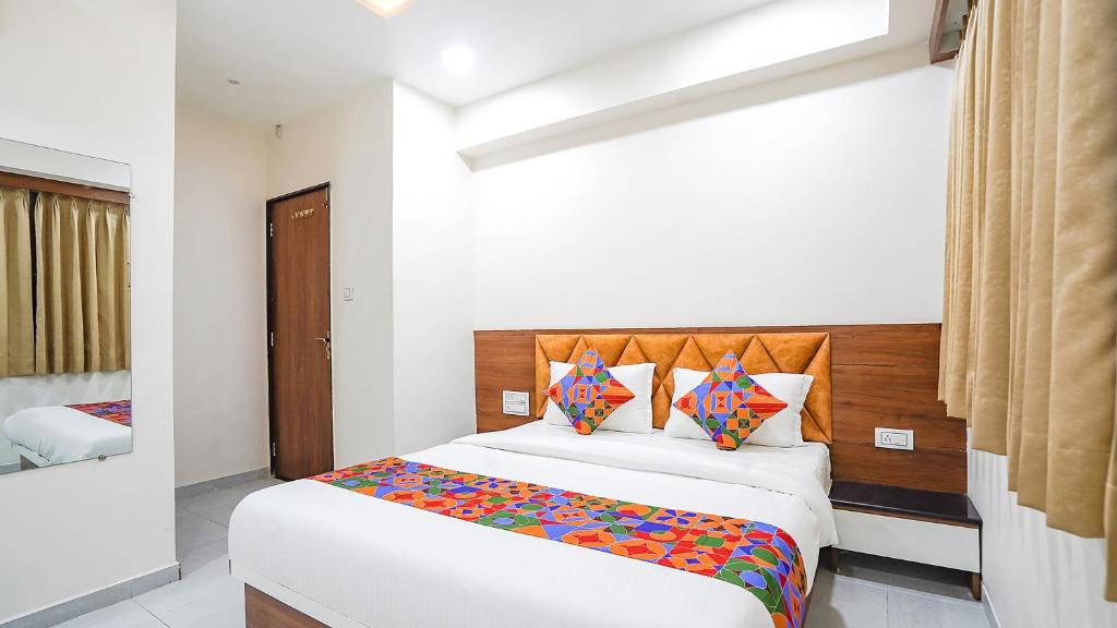 Postel nebo postele na pokoji v ubytování FabHotel Vishala In
