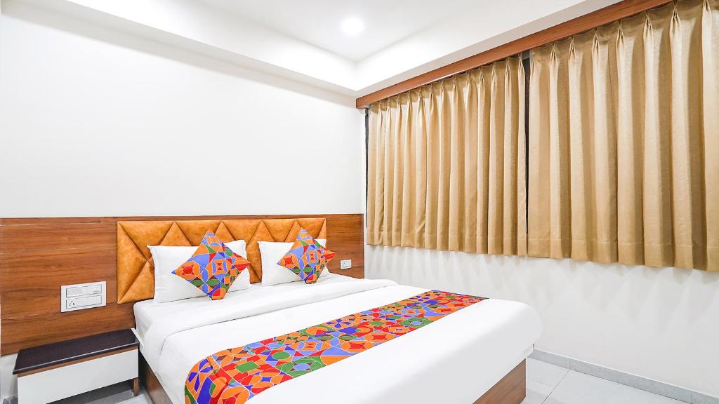 Postel nebo postele na pokoji v ubytování FabHotel Vishala In
