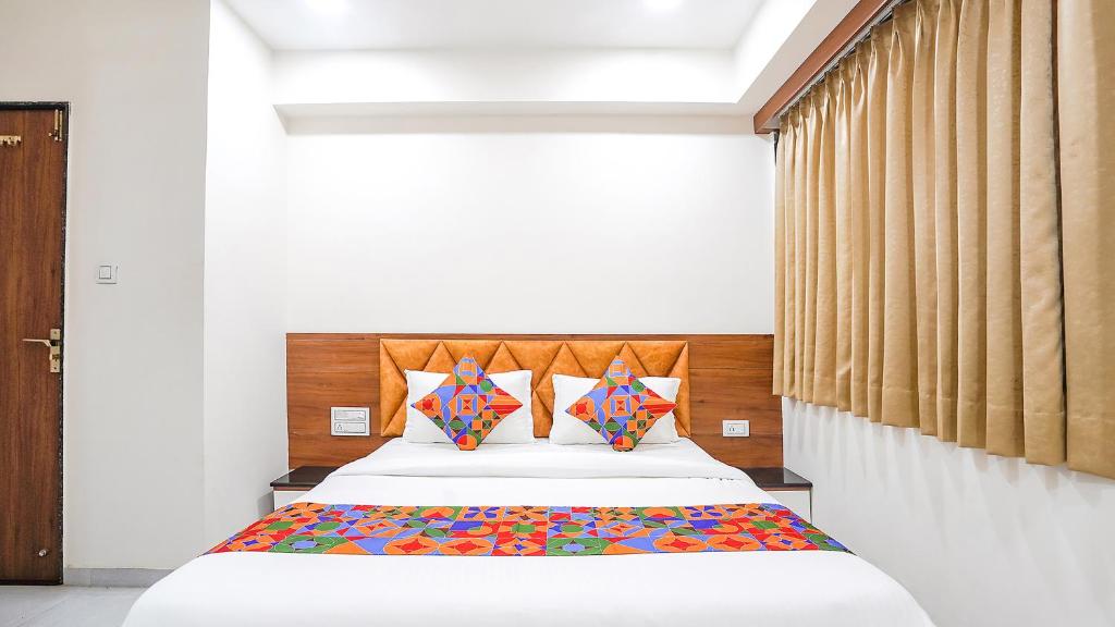 Postel nebo postele na pokoji v ubytování FabHotel Vishala In