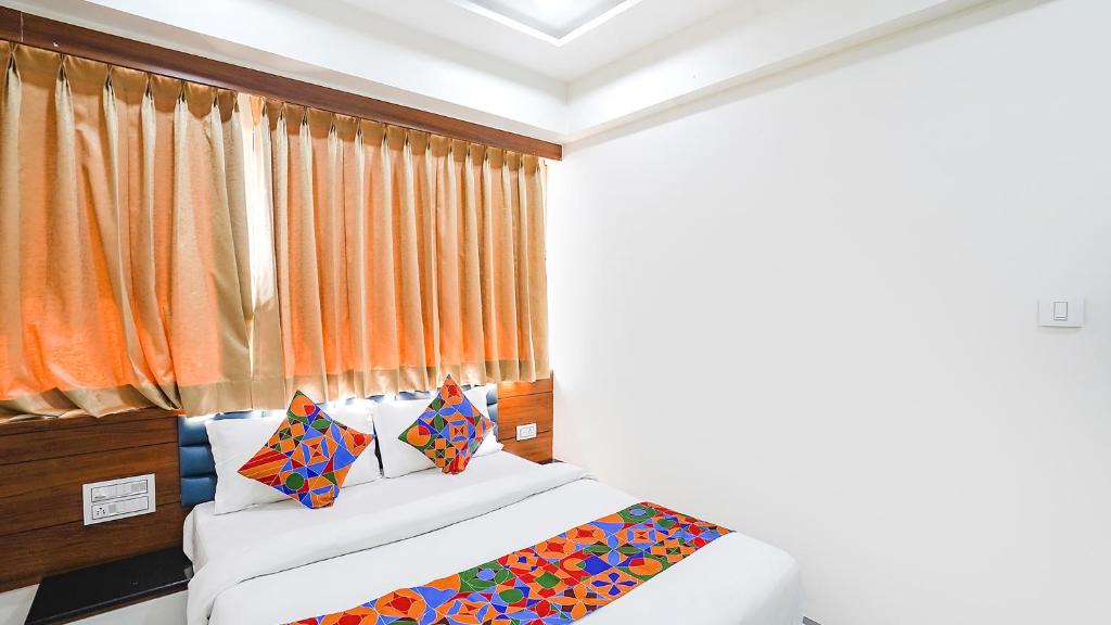 Postel nebo postele na pokoji v ubytování FabHotel Vishala In