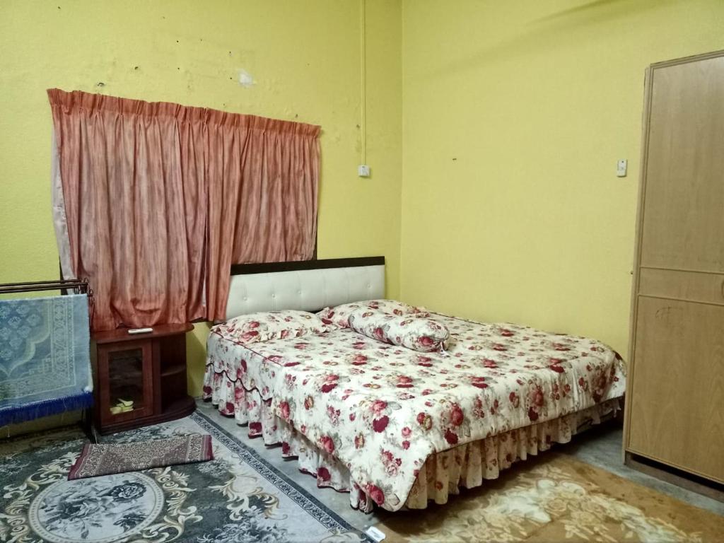 ALIFUMAI HOMESTAY GUAR CHEMPEDAK YAN KEDAH客房内的一张或多张床位