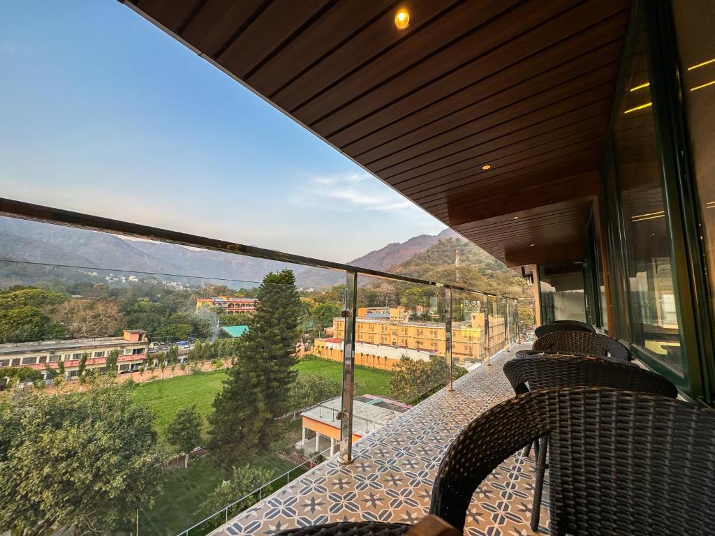una vista dal balcone di una casa di Green View by Green Tree Hotels a Rishikesh
