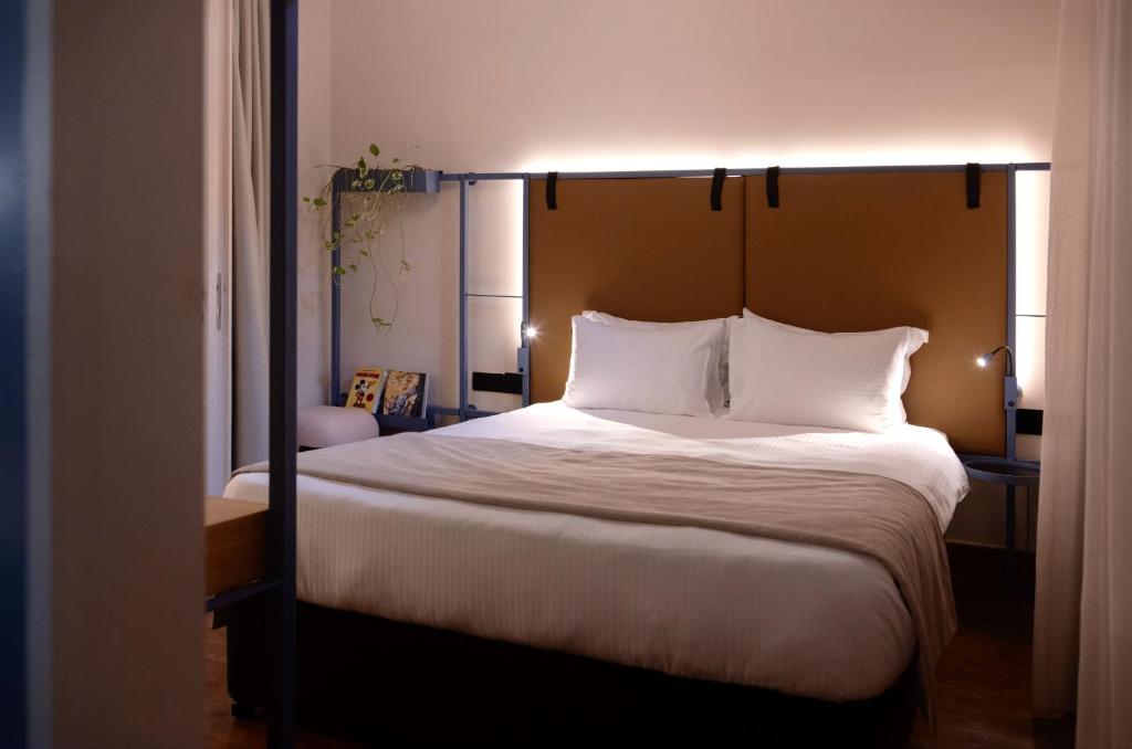 Postel nebo postele na pokoji v ubytování Heart Hotel