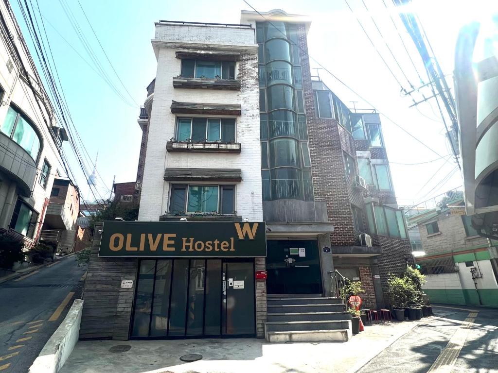 um edifício com um sinal que lê hospital vivo em Olive hostel W em Seul