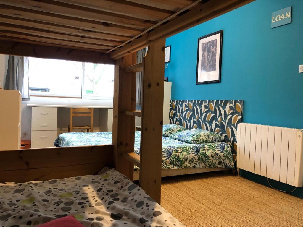 - une chambre avec des lits superposés, un lit et un canapé dans l'établissement Chambre dans belle maison à Lattes, à Lattes