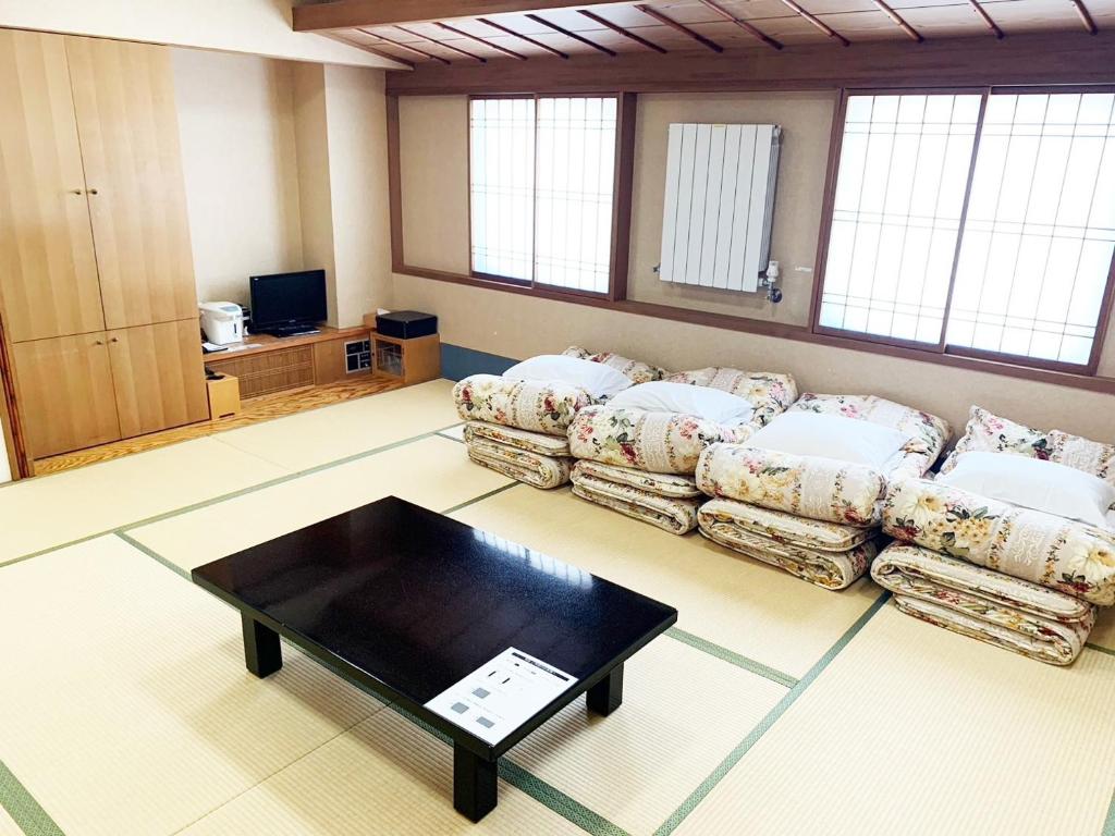 ein Wohnzimmer mit einem Sofa und einem Tisch in der Unterkunft Hashima - Hotel - Vacation STAY 52732v in Hashima