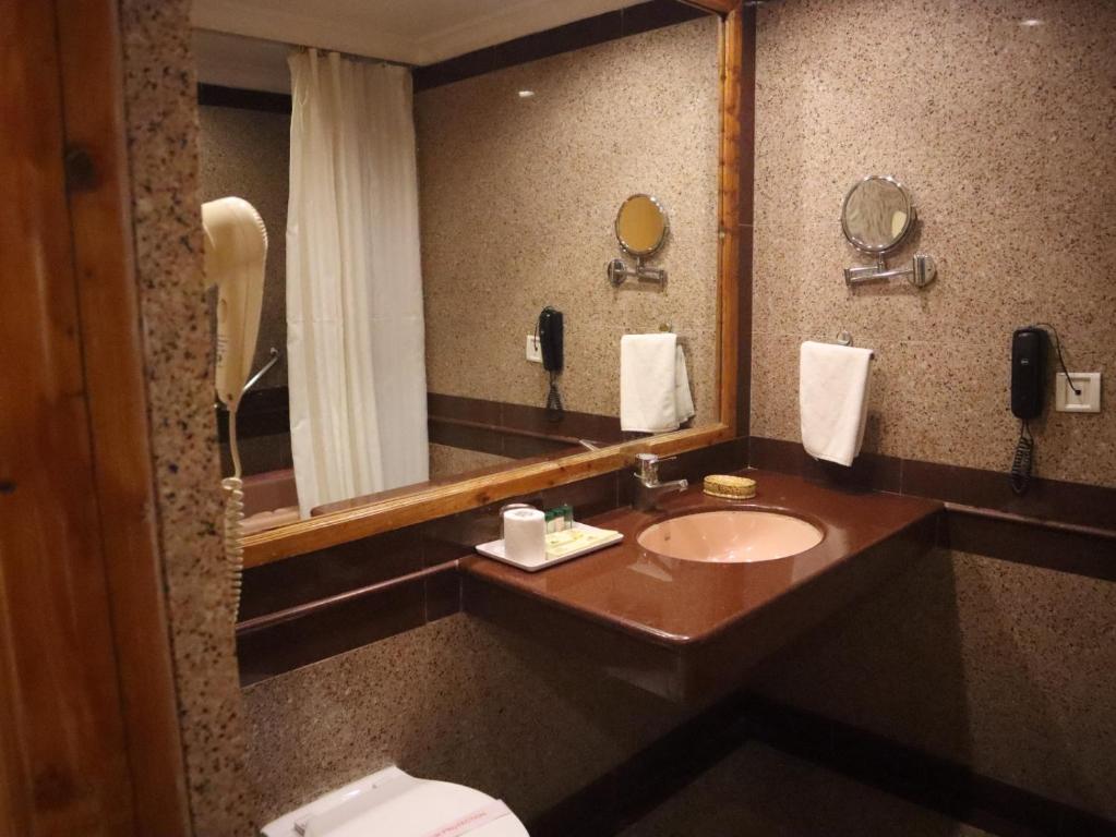Koupelna v ubytování Hotel Willow Banks - Boutique 4 star Hotel on the Mall Road Shimla
