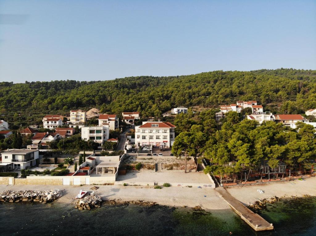 una vista aerea di una piccola città sull'acqua di Villa Marija a Slatine