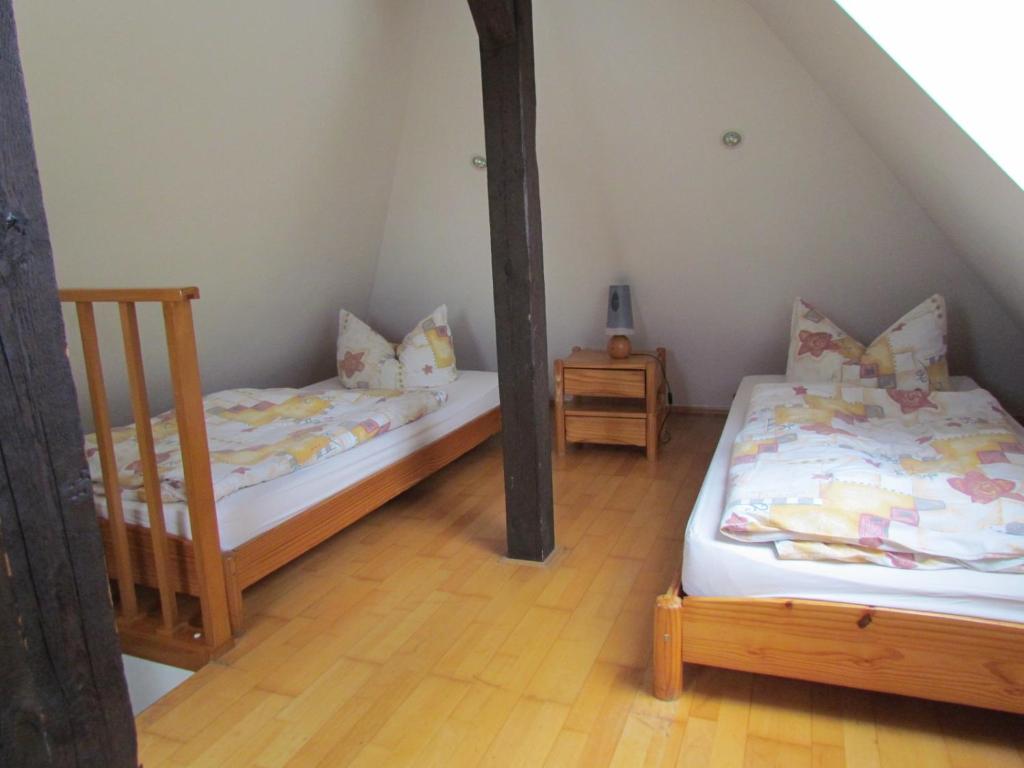 two twin beds in a room with a attic at Kastanienhof Lübben in Lübben