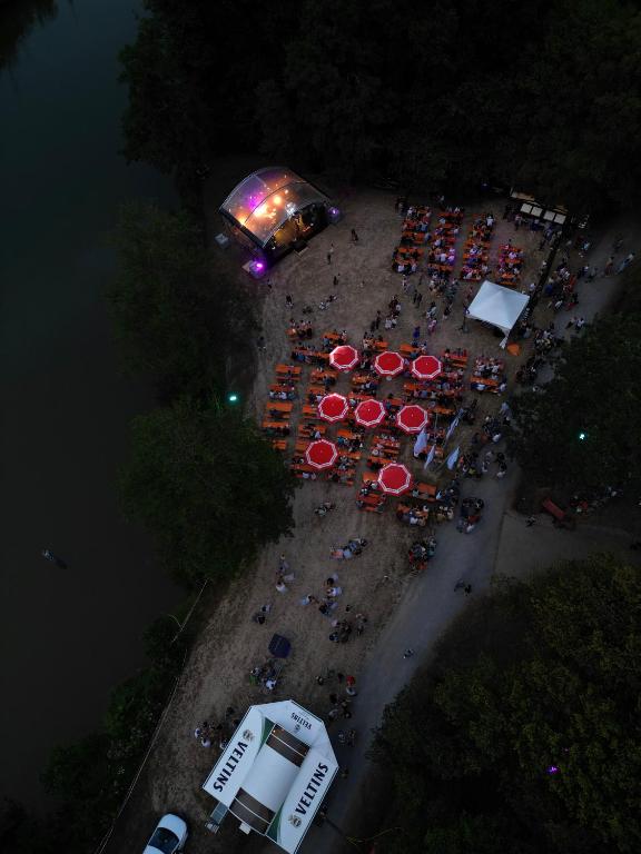 Výhled na řeku, která protéká v blízkosti hotelu
