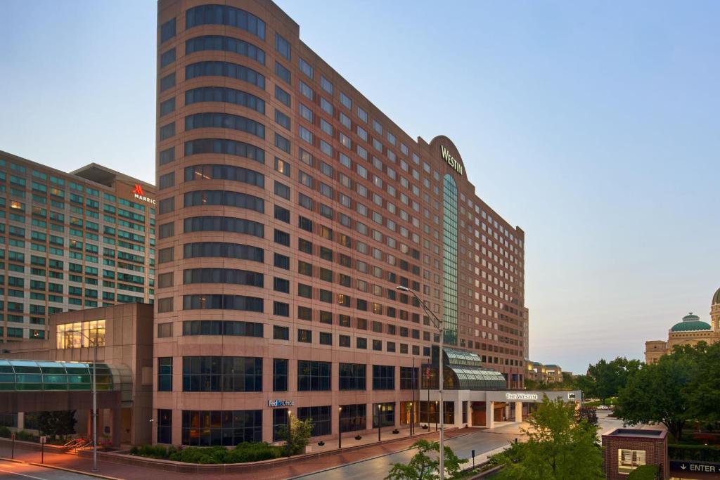 een hoog gebouw in een stad met gebouwen bij The Westin Indianapolis in Indianapolis