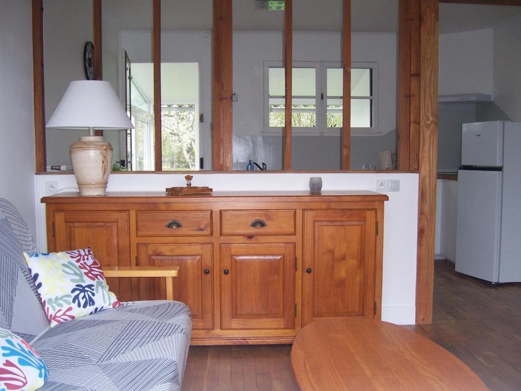 een keuken met een houten kast met een lamp erop bij Calme et tranquillité in Selles-Saint-Denis