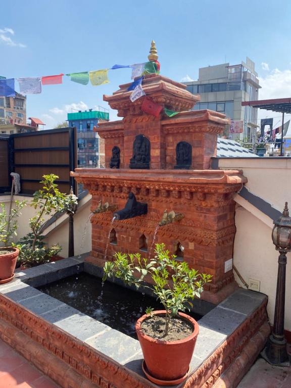 une fontaine sur le toit d'un bâtiment dans l'établissement MicasaNepal, à Katmandou