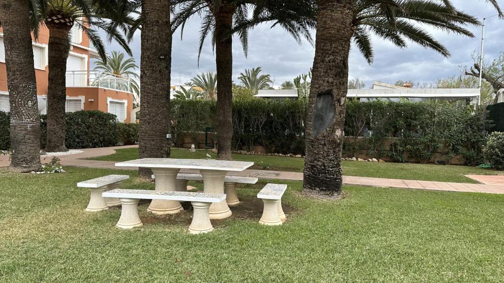 A garden outside Directo a la playa con vistas del mar