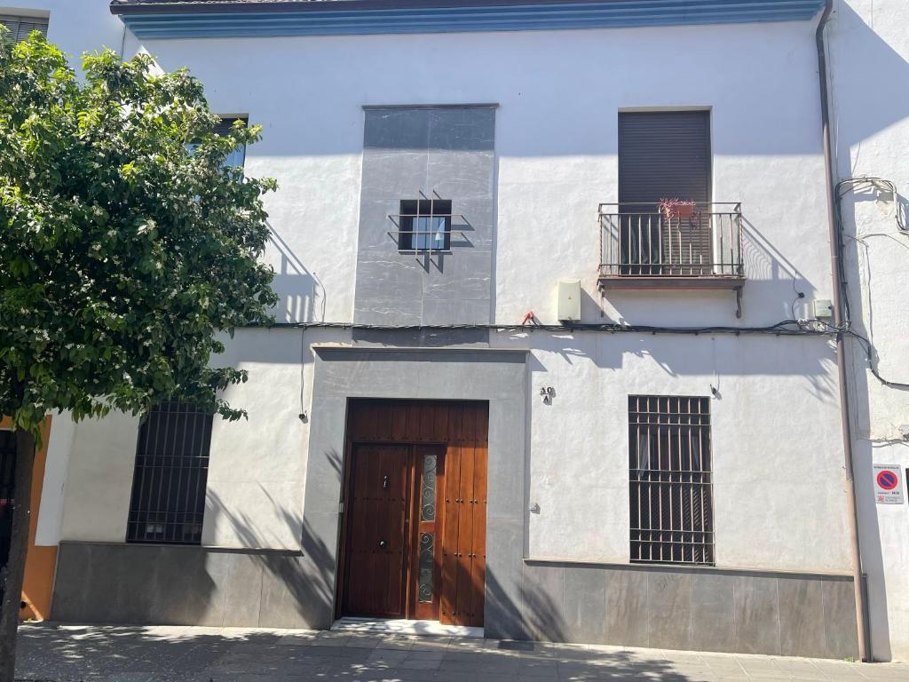 um edifício branco com uma porta e uma varanda em APARTAMENTO LA MAGDALENA em Córdoba
