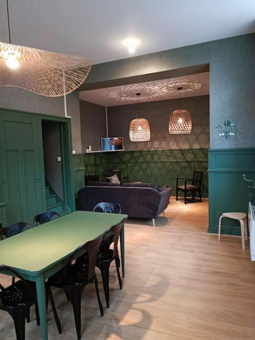 une pièce avec une table, des chaises et un canapé dans l'établissement Maison Salomé en hyper centre (intégralement rénovée et équipée), à Saint-Omer