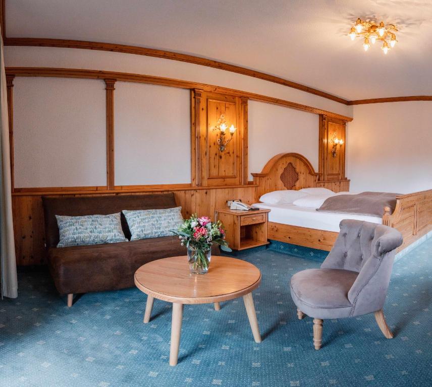 Posezení v ubytování Hotel-Restaurant Kreuzberghof Tagungs- und Veranstaltungshotel