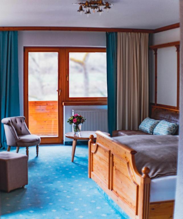Postel nebo postele na pokoji v ubytování Hotel-Restaurant Kreuzberghof Tagungs- und Veranstaltungshotel