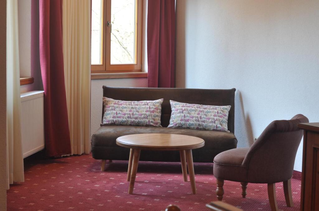Posezení v ubytování Hotel-Restaurant Kreuzberghof Tagungs- und Veranstaltungshotel