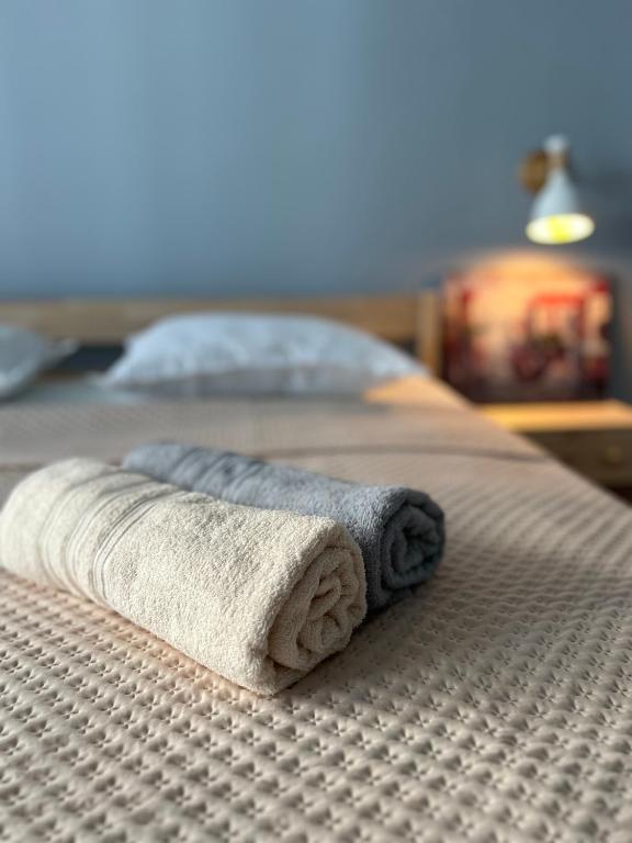 un par de toallas sentadas encima de una cama en Sunrise, en Almaty