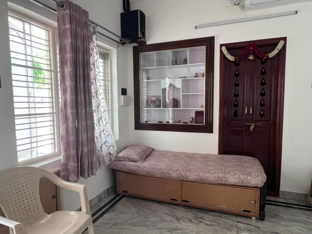 Postel nebo postele na pokoji v ubytování 2BHK with parking & ample space