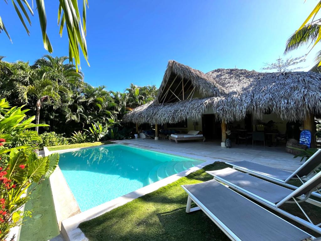 uma villa com piscina e um resort em Las Terrenas - Caribbean Villa for 6 people - Exceptional location em Las Terrenas