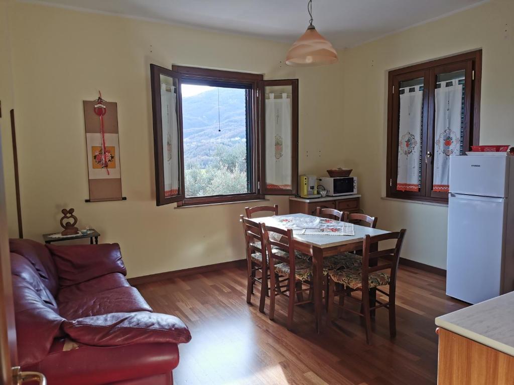 - un salon avec une table et un canapé dans l'établissement Il Casale del Sole, à Tossicia