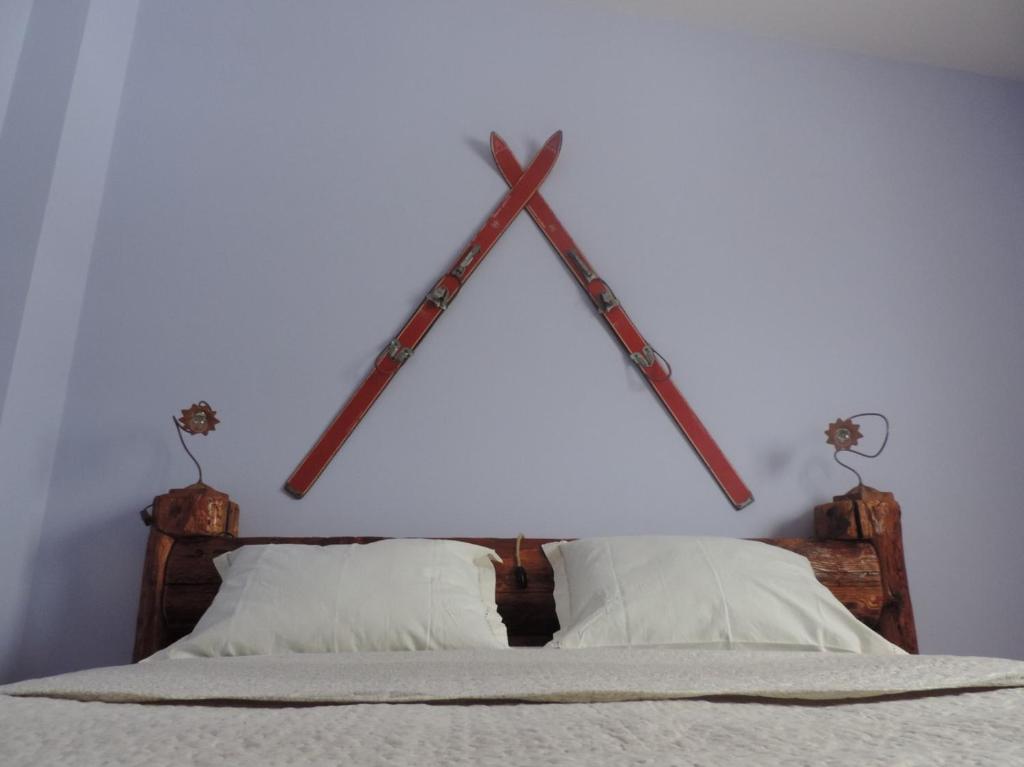 1 dormitorio con una cruz en la pared sobre una cama en Il Fontanile, en Aisone