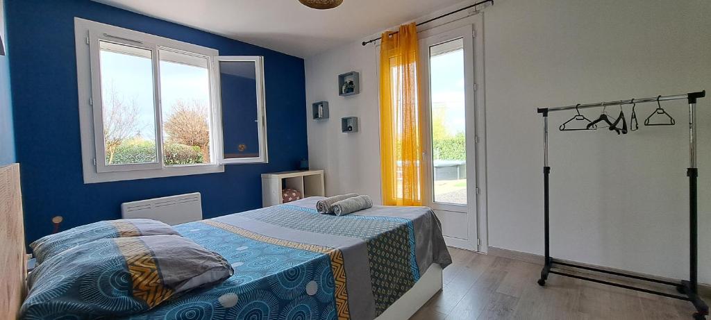 BraxにあるLogi du carabinの青い壁のベッドルーム1室(ベッド1台付)