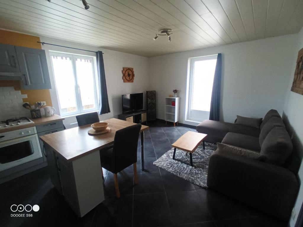 Kuchyň nebo kuchyňský kout v ubytování Logement au coeur de l'Auvergne