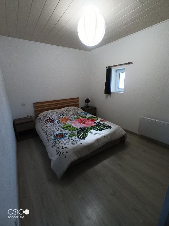 Postel nebo postele na pokoji v ubytování Logement au coeur de l'Auvergne