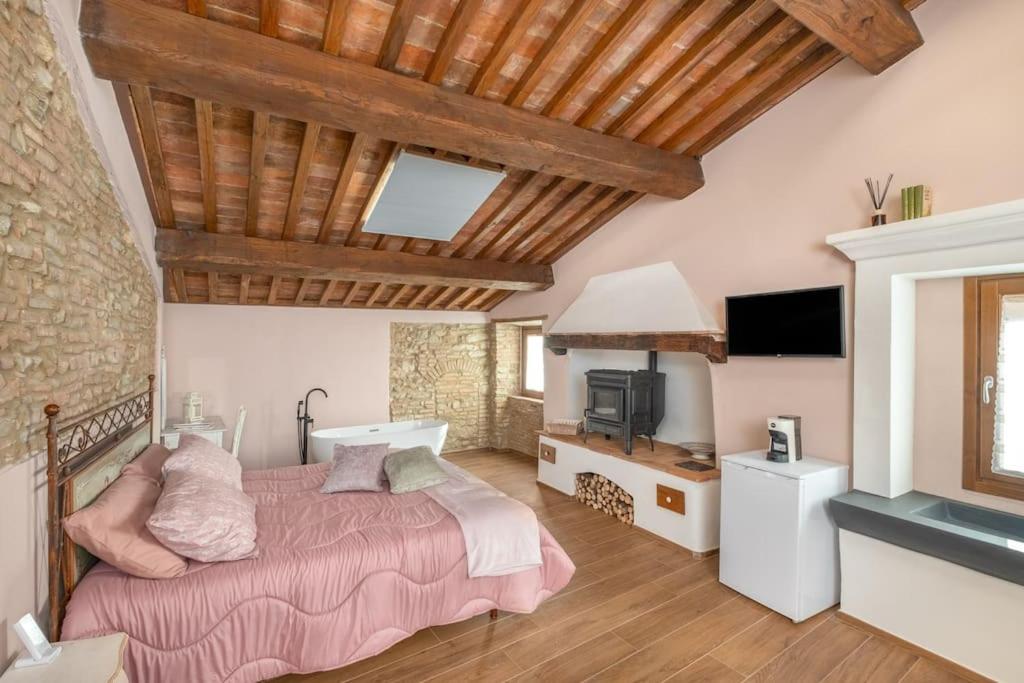 Schlafzimmer mit einem Bett und einem Flachbild-TV in der Unterkunft Casa Serena in Vicopisano