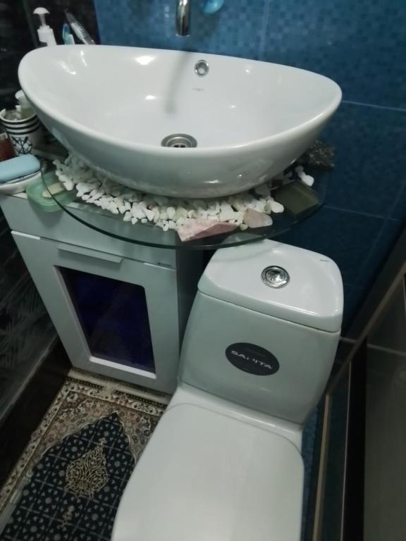 een badkamer met een wastafel en een toilet bij Лофт в морском стиле in Öskemen