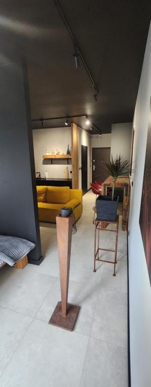 een woonkamer met een gele bank en een gele stoel bij Design Vistula old town apartment free parking in Krakau