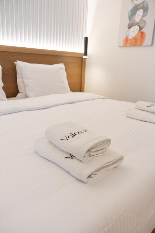 Postel nebo postele na pokoji v ubytování Volos Inn Hotel