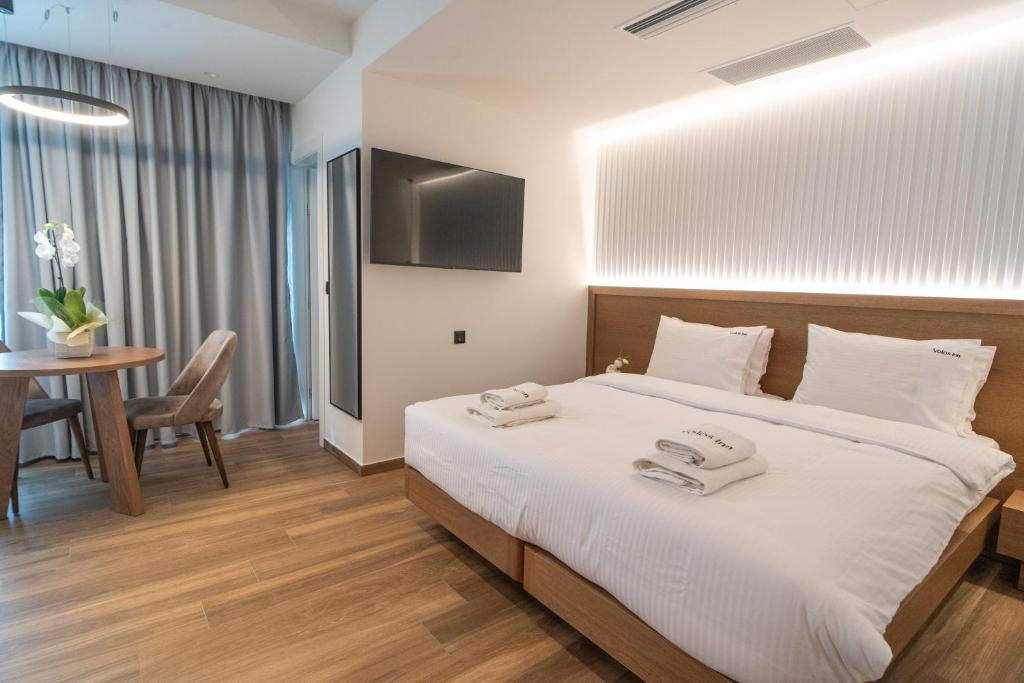 Postel nebo postele na pokoji v ubytování Volos Inn Hotel