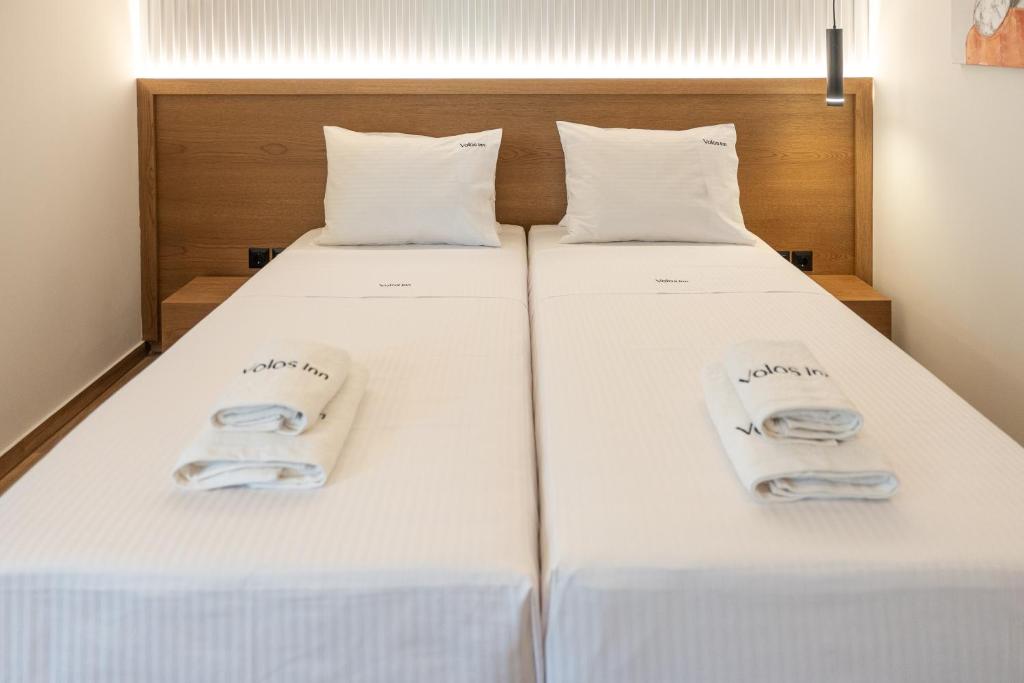 Postel nebo postele na pokoji v ubytování Volos Inn Hotel