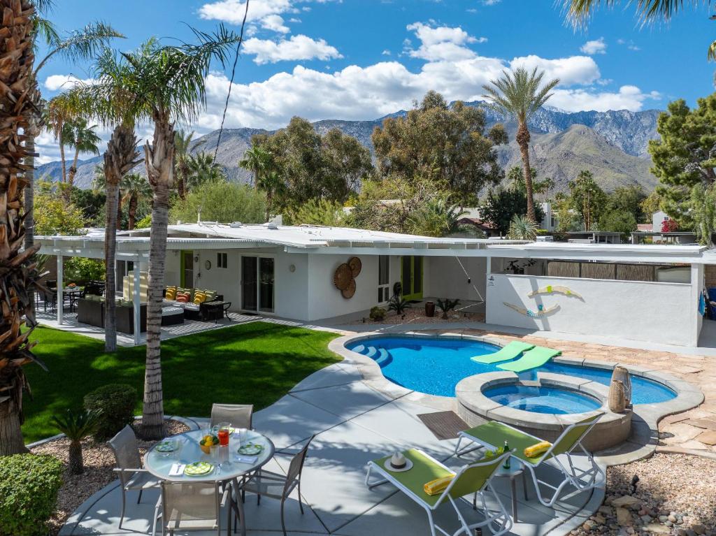 uma imagem de uma casa com piscina em R & R Rendezvous em Palm Springs
