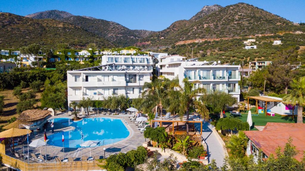 una vista aérea de un complejo con piscina en Resol Hotel, en Balíon