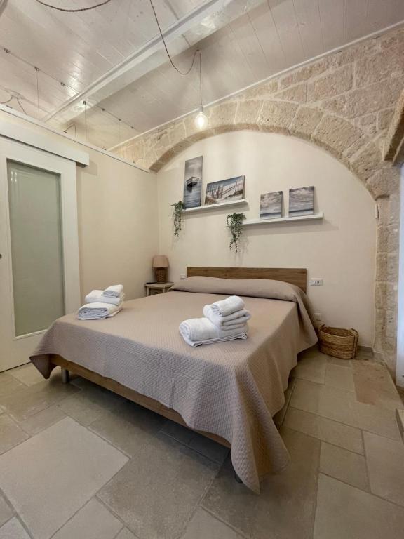 A bed or beds in a room at La Piccola Sanremo - ROOM & COFFEE -